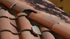 Restaurer un toit de tuiles rondes 