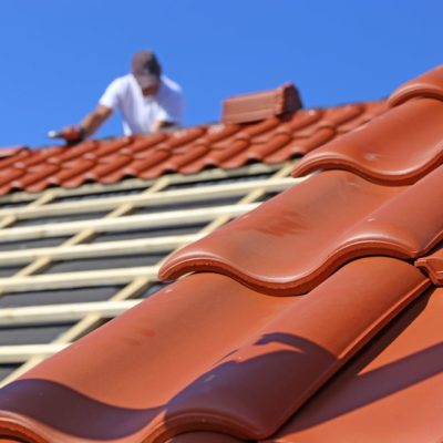 Guide et conseils pour restaurer un toit en tuiles