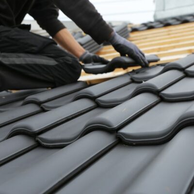 Choisir le bon revêtement de toiture : matériaux, prix et conseils d’experts