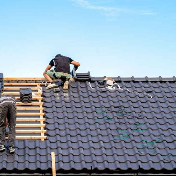 Rénover sa toiture : matériaux, isolation, prix et étapes essentielles pour une maison saine