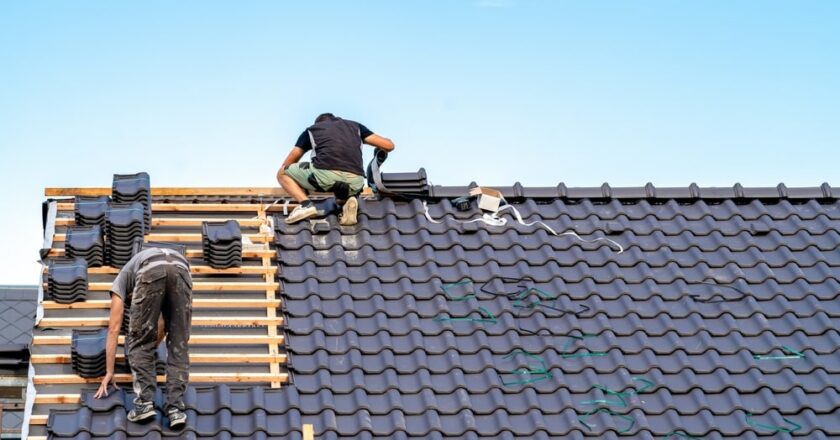 Rénover sa toiture : matériaux, isolation, prix et étapes essentielles pour une maison saine